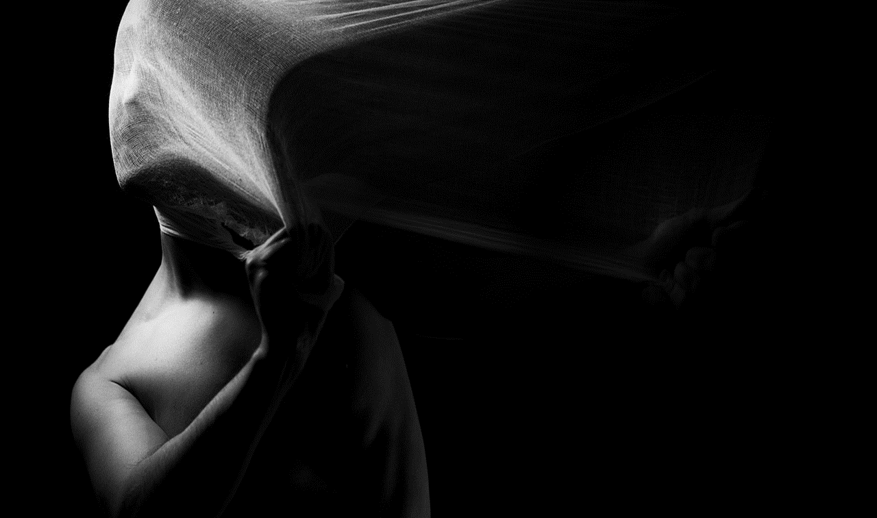 Une personne tente désespérément de retirer un tissu qui recouvre son visage, mais elle ne parvient pas à s'en libérer.